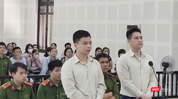 Bị cáo Lê Trọng Linh (36 tuổi, quê Thanh Hóa) và Trương Quốc Thái (39 tuổi, quê Bến Tre) tại toà.