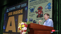 PGS.TS Tưởng Duy Hải, Đại học Sư phạm Hà Nội trình bày các nội dung ứng dụng AI trong giáo dục và chương trình giáo dục STEM cho giáo viên các cấp học tại chương trình tập huấn.