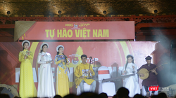 Tối 25/8, tại Nghinh Lương Đình, thành phố Huế, Trung ương Đoàn Thanh niên Cộng sản Hồ Chí Minh tổ chức chương trình Chuyến xe Tự hào Việt Nam.