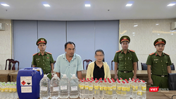 Vợ chồng Thanh - Hậu cũng tang vật tại cơ quan công an.