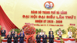 Ông Trần Cẩm Tú, Uỷ viên Bộ Chính trị, Thường trực Ban Bí thư thay mặt Bộ Chính trị tặng hoa chúc mừng Đại hội Đại biểu lần thứ I Đảng Bộ TP Đà Nẵng, nhiệm kỳ 2025-2030.