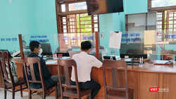 Người dân làm thủ tục tại Trung tâm phục vụ dịch vụ công xã Nam Trà My, thành phố Đà Nẵng. Ảnh Xuân Thọ.