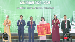 Đại diện UBND thành phố Đà Nẵng trao tặng Cờ thi đua cho ĐH Đông Á trong lễ khai giảng năm học mới.