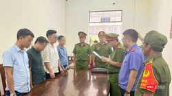 Cơ quan Cảnh sát điều tra, Phòng Cảnh sát kinh tế Công an thành phố Đà Nẵng tống đạt quyết định khởi tố đối với các bị can. Ảnh Công an cung cấp.