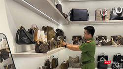 Công an kiểm tra shop thời trang trên địa bàn thành phố Đà Nẵng.