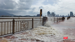 Nước sông Hàn cùng các đợt sóng tràn qua vỉa hè đường Như Nguyệt, thành phố Đà Nẵng.