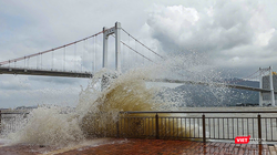 Sóng biển dâng, đánh mạnh vào vỉa hè đường Như Nguyệt tại khu vực của sông Hàn, thành phố Đà Nẵng