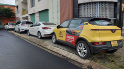 Người dân Đà Nẵng đưa xe lên các vỉa hè cao để tránh ngập lụt.