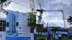 Hiện trường cẩu tháp bị gãy gập ở độ cao hơn 20m tại công trình Dự án chung cư Hiyori Aqua Tower.