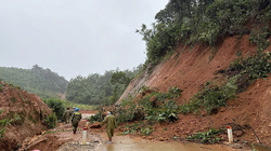 Đường giao thông trên địa phận xã A Vương (Đà Nẵng) bị sạt lở, tắc đường nghiêm trọng.
