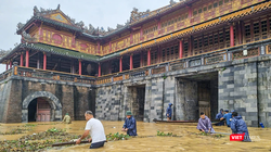 Di tích Cố đô Huế ngập sâu trong nước.