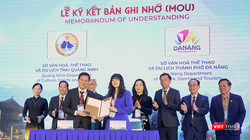 Lãnh đạo Sở VH-TT&DL Đà Nẵng và Quảng Ninh lại lễ ký kết.
