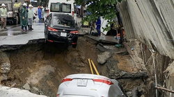 Hố tử thần cuốn theo 2 ô tô xuống dưới.