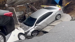 "Hố tử thần" nuốt ô tô do Công ty CP Tập đoàn Xây dựng Hòa Bình gây ra trong qúa trình thi công phần hầm dự án Capital Square 3.