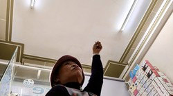 Bà Phan Thị Lụa, người dân ở đối diện hố tử thần lo lắng chỉ vết nứt trên trần nhà.