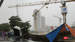 Lực lượng cứu hộ cẩu kéo ô tô bị hố tử thần nuốt chửng.