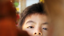 Những đứa trẻ của Thủ Thiêm hôm nay vẫn tự hỏi tới bao giờ chúng hết cảnh phải sống đời tạm cư ngay trên chính mảnh đất quê hương mình?. Ảnh: GVT.