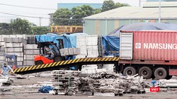 Kho nhôm trong cảng cảng PTSC Phú Mỹ đang được dịch chuyển đi địa điểm khác. Đích đến là trụ sở công ty Nhôm Toàn cầu ở Khu công nghiệp Mỹ Xuân B1 – Conac. 