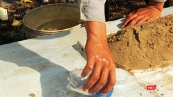 Một nghề đặc biệt đã tồn tại hàng chục năm nay ở TP.HCM: Nghề rửa mả. Ảnh:GVT.