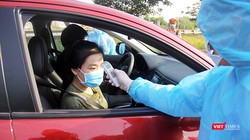 Kiểm tra thân nhiệt người vào TP.HCM tại 1/62 chốt chặn các cửa ngõ thành phố khi thực hiện "cách ly xã hội". Ảnh: GVT.