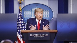 Tổng thống Donald Trump tuyên bố ông đang lên kế hoạch mở lại nền kinh tế Mỹ trong thời gian sớm nhất bởi đại dịch Covid-19. Ảnh: AP