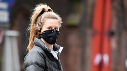  Người đeo khẩu trang che nửa khuôn mặt. Ảnh: WSJ.