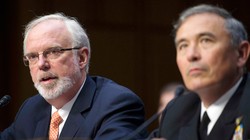 Ông David Shear, cựu Trợ lý Bộ trưởng Quốc phòng, nguyên Đại sứ Hoa Kỳ tại Việt Nam (bên trái). Ảnh: AP.