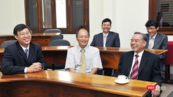 Cố Thủ tướng Phan Văn Khải trong một lần đến thăm các giảng viên của Chương trình Giảng dạy Kinh tế Fulbright. Ông là người đã khuyên Thomas Vallely nên mở Trường Fulbright ở TP.HCM và cũng là một nhà lãnh đạo đã ủng hộ hết mình cho Trường