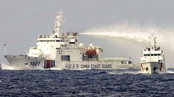 Tàu hải cảnh 3501 của Trung Quốc phun nước vào tàu KN-474 của chi đội Kiểm ngư 4 tiếp cận ngăn cản tàu Hải Dương Địa chất 8 xâm phạm chủ quyền Việt Nam tại bãi Tư Chính (Ảnh: Thanh niên)