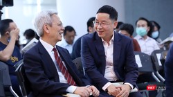 Tiến sĩ Nguyễn Sĩ Dũng (nguyên Phó chủ nhiệm Văn phòng Quốc hội), và Tiến sĩ Vũ Thành Tự Anh (Giám đốc Trường Chính sách Công và Quản lý Fulbright), thành viên Tổ tư vấn kinh tế của Thủ tướng tại toạ đàm. Ảnh: Nguyễn Luân.