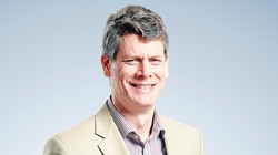 Tiến sĩ Jonathan Pincus là một chuyên gia kinh tế kì cựu, từng đảm nhận vai trò chuyên gia kinh tế cao cấp tại nhiều tổ chức quốc tế. 