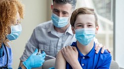 Các nước đang ra sức đẩy mạnh chiến dịch tiêm chủng để có thể kiểm soát đại dịch Covid-19. Ảnh: Reuters