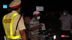 Một người dân được lực lượng liên ngành nhắc nhở, giải thích lúc 18h45' ngày 26/7 tại chống kiểm soát liên ngành trên đường Đỗ Xuân Hợp, TP Thủ Đức (TP.HCM). Ảnh:GVT.