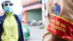 Lực lượng chức năng ở TP. Thủ Đức căng mình cả ngày lẫn đêm để thực hiện giãn cách xã hội. Ảnh: GVT.