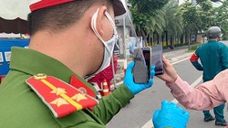 Nhiều người dân đã rút kinh nghiệm nên chủ động quét QR, đăng ký di biến động rồi sao lưu vào điện thoại trước khi rời nhà, tới chốt chặn thì đưa máy ra để lực lượng chức năng quét kiểm tra.