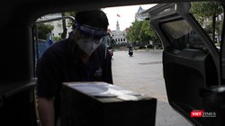 Bùi Văn Nghĩa tự nguyện làm một "shipper bất đắc dĩ" nhiều tháng nay khi Sài Gòn lâm trọng bệnh vì dịch COVID-19. Ảnh: GVT. 