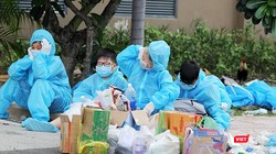 Dù đã trải qua hơn 100 ngày giãn cách nhưng TP.HCM vẫn phát hiện hàng ngàn ca nhiễm mới mỗi ngày. Ảnh chụp tại khu cách ly bệnh viện dã chiến ở TP.Thủ Đức. Ảnh: GVT.