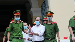 Bị cáo Lê Tấn Hùng được dẫn giải về trại giam sau phiên sơ thẩm chiều 18/12/2021. Ảnh: GVT.