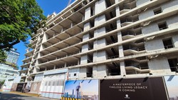 Bảng tên Masterise Homes xuất hiện trở lại trên hàng rào bao quanh dự án. Ảnh: KC