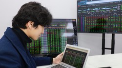 Nhà đầu tư chứng khoán cần chiến lược giao dịch thế nào trước tin thuế quan? 