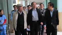 Ông Tô Huy Rứa - Trưởng ban Tổ chức Trung ương cùng lãnh đạo TP Đà Nẵng vào thăm ông Nguyễn Bá Thanh sáng 13-1