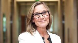 Bà Angela Ahrendts vừa đầu quân cho Apples đã hưởng lương "khủng" - Ảnh: Reuters