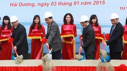 Bộ trưởng Đinh La Thăng (thứ hai từ bên trái), thứ trưởng Nguyễn Hồng Trường (bìa phải) cùng lãnh đạo Hải Dương làm thủ tục phát lệnh khởi công hai cầu Tràng Thưa và Cống Neo 