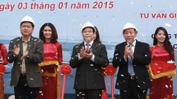 Bộ trưởng Đinh La Thăng (bìa trái), thứ trưởng Nguyễn Hồng Trường (bìa phải) cùng lãnh đạo Hải Dương làm thủ tục phát lệnh khởi công hai cầu Tràng Thưa và Cống Neo 