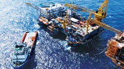 Thu từ dầu thô giảm 12,6% so cùng kỳ năm 2014. Ảnh: TL