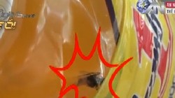 Chai nước ngọt có chứa con ruồi.