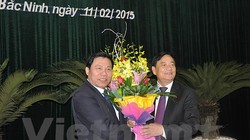 Ông Trần Văn Túy, Ủy viên trung ương Đảng, Phó Trưởng ban Tổ chức TW tặng hoa chúc mừng ông Nguyễn Nhân Chiến, Phó Bí thư tỉnh ủy, Chủ tịch UBND tỉnh Bắc Ninh trúng cử chức vụ Bí thư tỉnh ủy Bắc Ninh nhiệm kỳ 2010-2015.