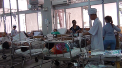 Bác sĩ của bệnh viện Chợ Rẫy chăm sóc y tế cho một bệnh nhân nhập viện vì tai nạn giao thông.