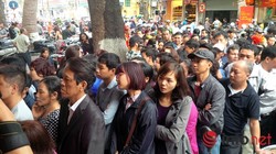 Rồng rắn xếp hàngmua vàng tại phố vàng Trần Nhân Tông sáng 28/2