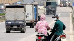 Dù có biển cấm, nhưng nhiều xe máy cố tình đi vào đường vành đai 3 trên cao (Nguồn: Vnexpress)